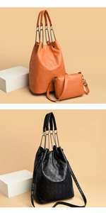 Détail d'un ensemble de sacs seaux en cuir PU avec relief tête de mort et chaîne