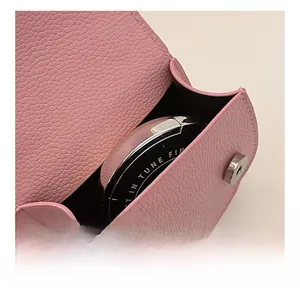 Vue intérieure du sac en cuir rose grainé montrant l'espace de rangement
