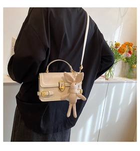 Sac bandoulière blanc en similicuir avec boucle dorée et pendentif lapin en peluche doux