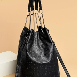 Sac seau à cordon noir avec gaufrage tête de mort et chaîne en métal argenté