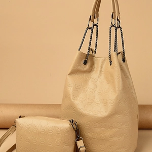 Ensemble de sacs à main beiges avec motifs tête de mort gaufrés et chaîne en métal