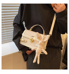 Détails du sac blanc en cuir PU texturé litchi avec son petit pendentif de lapin