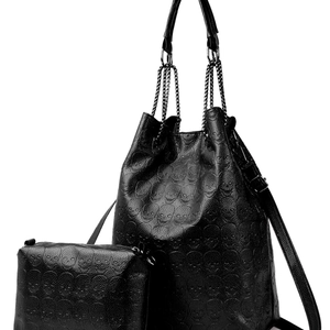 Sac seau gothique noir avec gaufrage crâne en cuir et pochette assortie avec chaîne