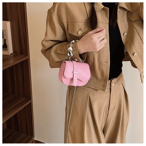 Détail du mini sac rose en cuir avec poignée en perles de cœur argentées et chaîne