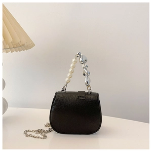 Sac à main chic en cuir grainé noir avec poignée en perles et cœur et chaîne métal