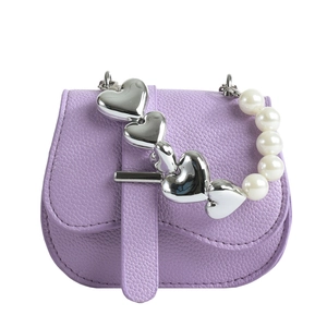 Mini sac à main violet en cuir litchi avec chaîne à cœurs et perles blanches