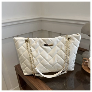 Modische cremeweiße Stepptasche mit goldener Kette für Damen im neuen Design 2024