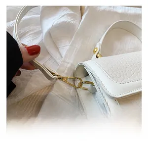 Détail macro du sac en cuir PU blanc avec des ferrures en métal doré de haute qualité