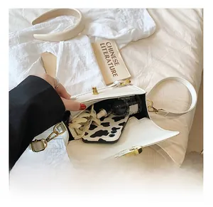 Vue de dessus du sac blanc en PU montrant la capacité intérieure pour accessoires
