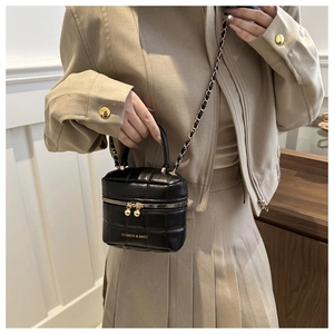 Vue détaillée du sac bandoulière matelassé noir avec chaîne dorée et double fermeture éclair