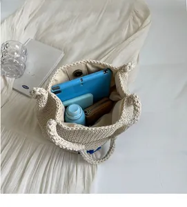 Vue de dessus d'un sac cabas tissé montrant sa grande capacité pour tablette et objets