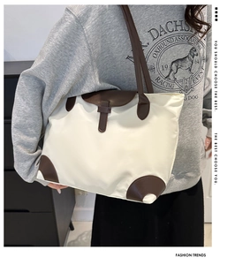 Détail du sac fourre-tout contrasté avec sangle en cuir et tissu en nylon de qualité
