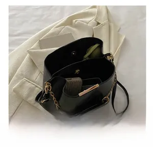 Vue intérieure du sac seau noir montrant la capacité pour téléphone et accessoires