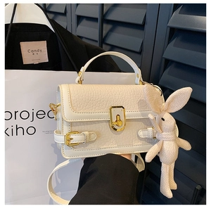 Sac à Épaule en Cuir PU pour Femmes Petit Sac Carré avec Pendentif Lapin Sac Quotidien Texturé pour Femmes