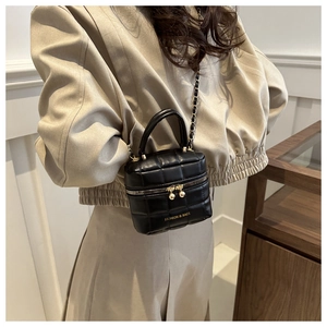 Détail du sac boîte matelassé en cuir PU noir avec chaîne dorée et poignée haute