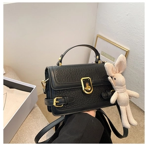 Sac à bandoulière en cuir PU noir avec serrure dorée et pendentif lapin trop mignon