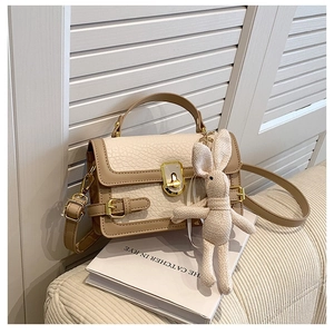 Sac bandoulière minimaliste beige et kaki avec charme lapin mignon et détails dorés