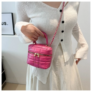 Détail du sac à main matelassé en cuir PU rose vif avec chaîne et fermetures éclair dorées