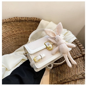 Sac bandoulière blanc à motif crocodile avec fermoir doré et pendentif lapin mignon