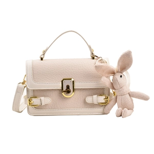 Sac bandoulière chic en similicuir beige avec fermoir doré et breloque lapin en peluche