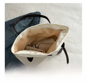 Détails de l'intérieur du grand sac fourre-tout en oxford avec fermeture éclair et espace