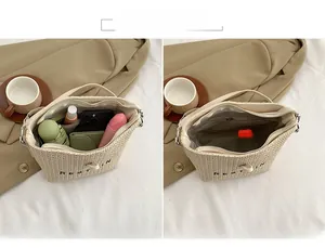 Vue intérieure montrant la grande capacité et la poche zippée du sac seau tissé