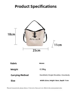 Détail du sac tissé avec poignée en cuir noir et texte brodé RESTAIN sur le devant