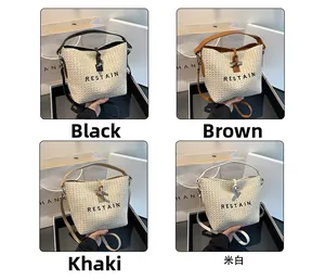 Détails du sac seau tissé en noir, marron, kaki et beige avec bandoulière