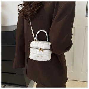 Détail du mini sac bandoulière blanc matelassé avec fermeture éclair dorée et chaîne