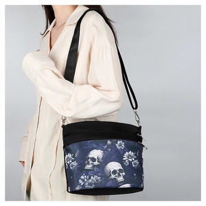 Détail de la bandoulière réglable sur le sac à bandoulière avec motif crâne