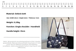 Dettaglio borsa tote in tessuto Oxford con stampa a teschi e misure 28x22x12cm