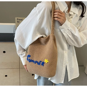 Détail du sac à bandoulière tissé avec broderie Summer et décoration de fleur jaune