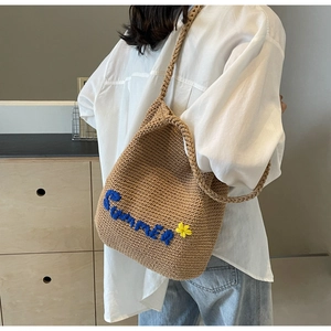 Détail du sac bandoulière tissé avec broderie Summer et accents floraux délicats