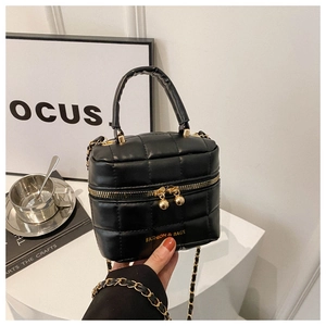Sac à main boîte noir matelassé chic avec chaîne dorée et poignée élégante pour femme
