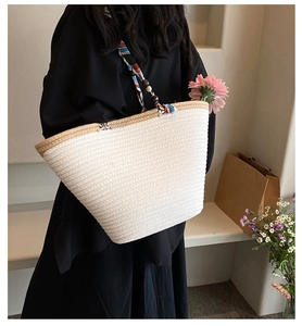 Détail du sac bandoulière tissé avec poignée imprimée et perles en bois décoratives