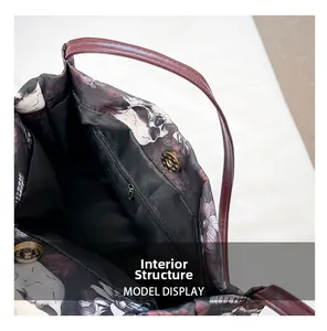Vista dettagliata dell'interno della borsa tote con chiusura magnetica e tasca zip