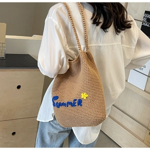 Détail du sac à bandoulière au crochet avec broderie Summer et fleurs jaunes