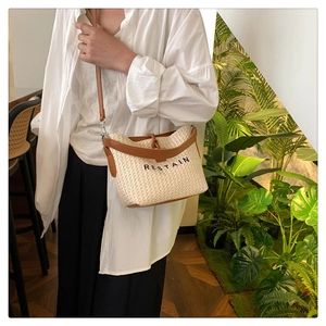 Sac bandoulière tissé à la mode avec finitions en cuir dans un cadre intérieur chaleureux