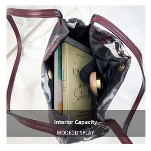 Dettaglio dell'interno capiente della borsa tote con teschi e tasca interna con cerniera