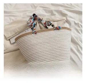Détail d'un sac cabas tissé avec anse en foulard coloré et perles en bois marron