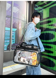 Vue détaillée du sac cabas transparent en PVC avec bordures en nylon noir et poche en filet