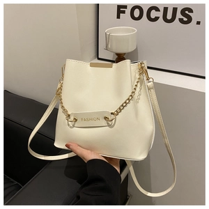 Sac seau chic blanc crème avec texture litchi et accessoire de chaîne dorée