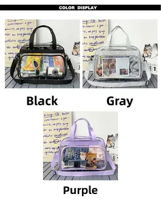 Présentation en trois couleurs de grands sacs cabas en PVC transparent noir, gris et violet