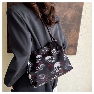 Vista dettagliata della borsa tote in tessuto Oxford nero con teschio e fiori viola