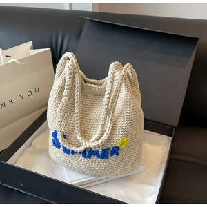 Sac cabas tissé beige à la mode avec broderie SUMMER bleue et breloque fleur jaune