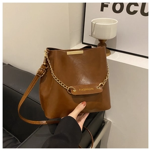 Sac seau chic en cuir PU marron avec chaîne dorée et bandoulière pour un style mode