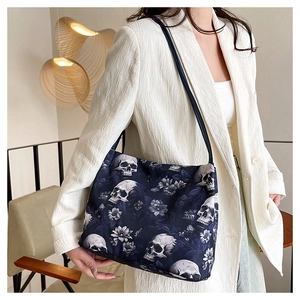 Scatto lifestyle di una borsa tote in tessuto Oxford con stampa teschi e fiori