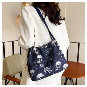 Dettaglio della borsa tote in Oxford blu scuro con teschi e motivi floreali