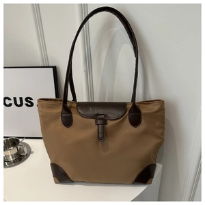 Sac fourre-tout en nylon kaki avec poignées en cuir marron et design classique chic