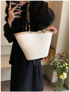 Détail du sac cabas tissé avec poignées en foulard de soie et perles en bois naturel